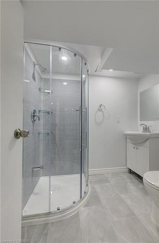 196 Queensdale Avenue E, Hamilton, ON - Indoor Photo Showing Bathroom