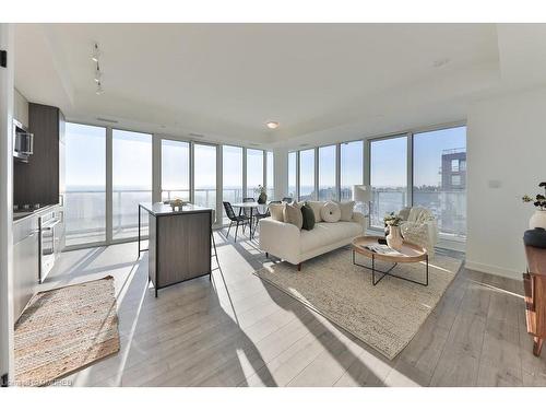 912-220 Missinnihe Way, Mississauga, ON - Indoor Photo Showing Living Room