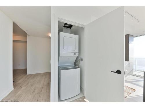 912-220 Missinnihe Way, Mississauga, ON - Indoor Photo Showing Laundry Room