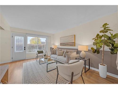 42-608 Pinedale Avenue, Burlington, ON - Indoor Photo Showing Living Room