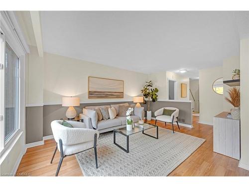 42-608 Pinedale Avenue, Burlington, ON - Indoor Photo Showing Living Room