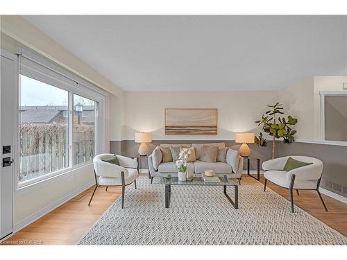 42-608 Pinedale Avenue, Burlington, ON - Indoor Photo Showing Living Room