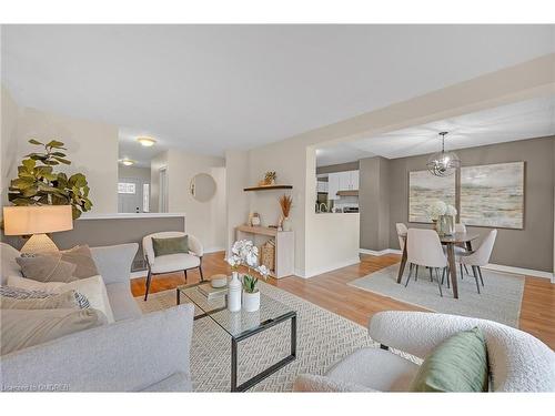 42-608 Pinedale Avenue, Burlington, ON - Indoor Photo Showing Living Room