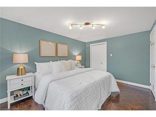 42-608 Pinedale Avenue, Burlington, ON - Indoor Photo Showing Bedroom