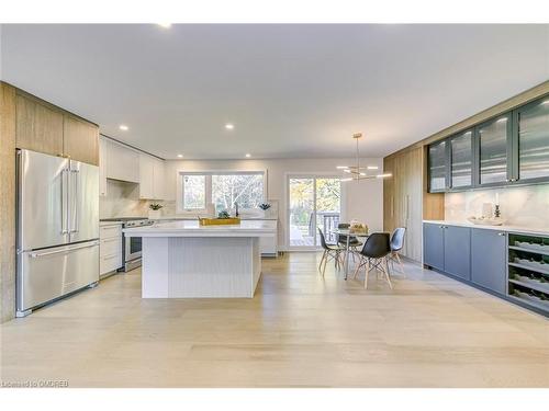 2243 Ingersoll Drive, Burlington, ON - Indoor Photo Showing Kitchen With Upgraded Kitchen