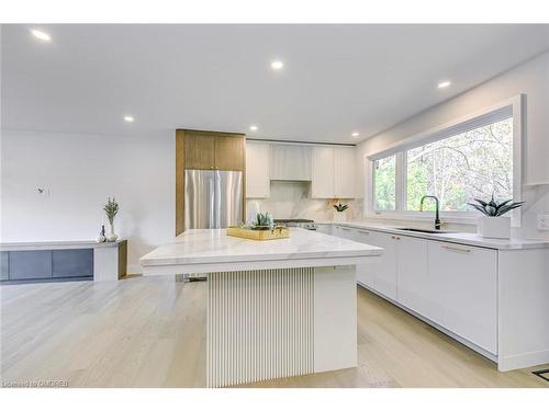 2243 Ingersoll Drive, Burlington, ON - Indoor Photo Showing Kitchen With Upgraded Kitchen