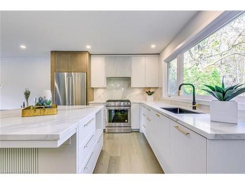 2243 Ingersoll Drive, Burlington, ON - Indoor Photo Showing Kitchen With Upgraded Kitchen