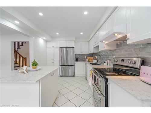 832 Shephard Place, Milton, ON - Indoor Photo Showing Kitchen With Upgraded Kitchen