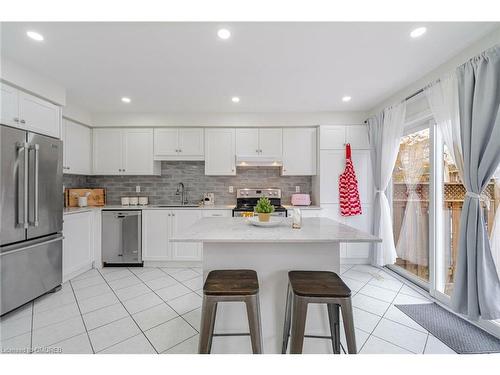 832 Shephard Place, Milton, ON - Indoor Photo Showing Kitchen With Upgraded Kitchen