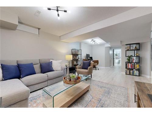 6-2215 Cleaver Avenue, Burlington, ON - Indoor Photo Showing Living Room