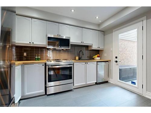 6-2215 Cleaver Avenue, Burlington, ON - Indoor Photo Showing Kitchen