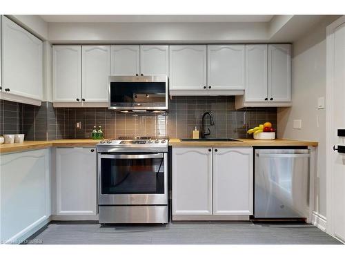 6-2215 Cleaver Avenue, Burlington, ON - Indoor Photo Showing Kitchen