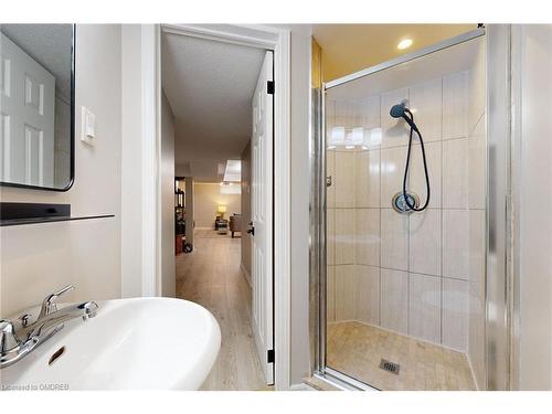 6-2215 Cleaver Avenue, Burlington, ON - Indoor Photo Showing Bathroom