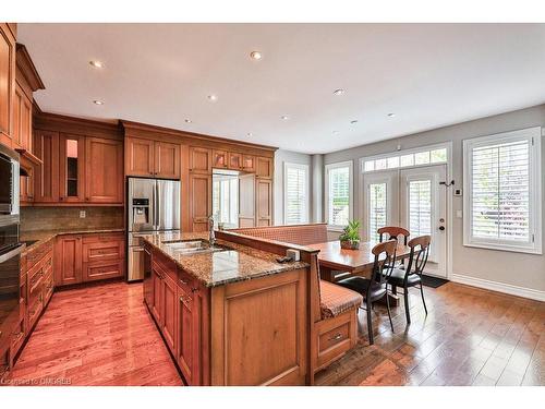 597 Hancock Way, Mississauga, ON - Indoor Photo Showing Kitchen