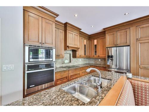 597 Hancock Way, Mississauga, ON - Indoor Photo Showing Kitchen With Double Sink