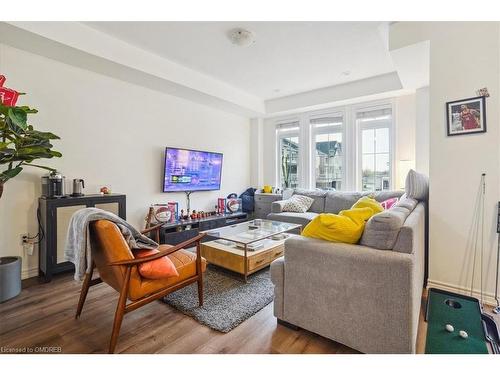 83-2435 Greenwich Drive, Oakville, ON - Indoor Photo Showing Living Room