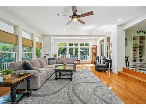 8181 Indian Trail, Eramosa, ON - Indoor Photo Showing Living Room