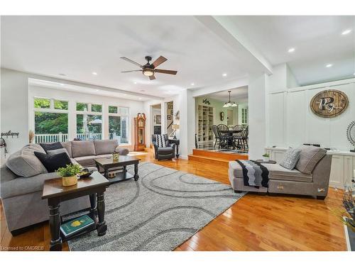 8181 Indian Trail, Eramosa, ON - Indoor Photo Showing Living Room