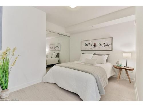 908-58 Orchard View Boulevard, Toronto, ON - Indoor Photo Showing Bedroom