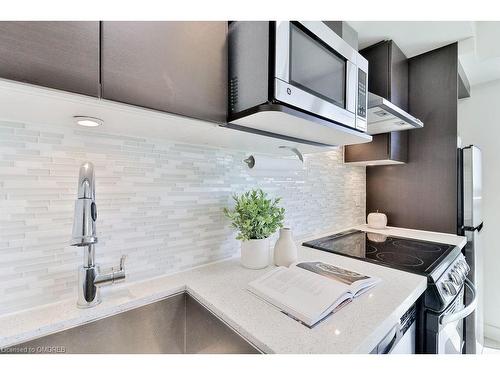 908-58 Orchard View Boulevard, Toronto, ON - Indoor Photo Showing Kitchen With Upgraded Kitchen