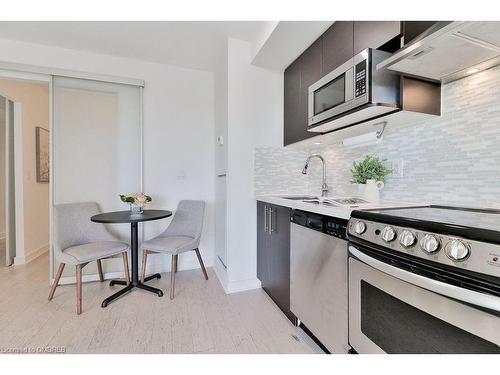 908-58 Orchard View Boulevard, Toronto, ON - Indoor Photo Showing Kitchen With Upgraded Kitchen