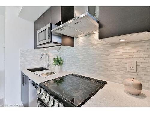 908-58 Orchard View Boulevard, Toronto, ON - Indoor Photo Showing Kitchen With Upgraded Kitchen