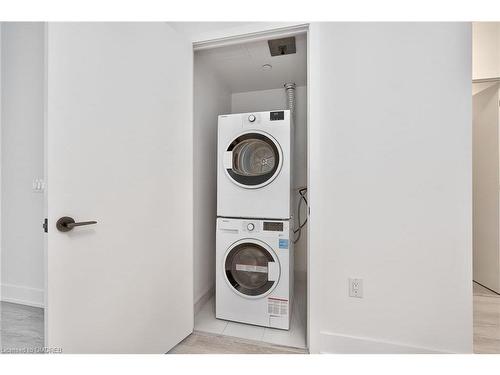 230-2450 Old Bronte Road, Oakville, ON - Indoor Photo Showing Laundry Room