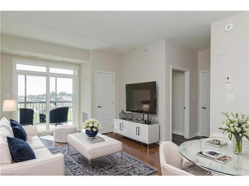 628-610 Farmstead Drive, Milton, ON - Indoor Photo Showing Living Room