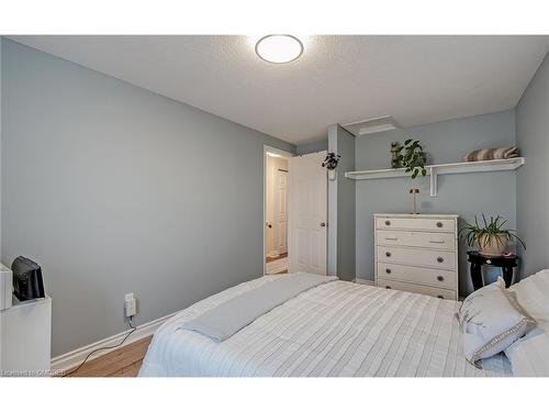 3480 Hannibal Road, Burlington, ON - Indoor Photo Showing Bedroom