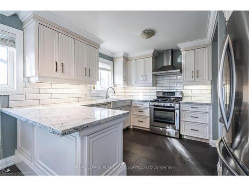 4 Mallard Crescent, Brampton, ON - Indoor Photo Showing Kitchen With Upgraded Kitchen