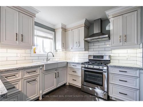 4 Mallard Crescent, Brampton, ON - Indoor Photo Showing Kitchen With Upgraded Kitchen