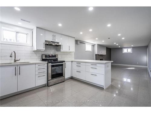 4 Mallard Crescent, Brampton, ON - Indoor Photo Showing Kitchen With Upgraded Kitchen