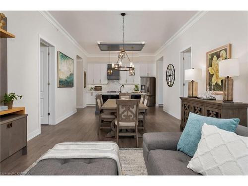 519-150 Oak Park Boulevard, Oakville, ON - Indoor Photo Showing Living Room