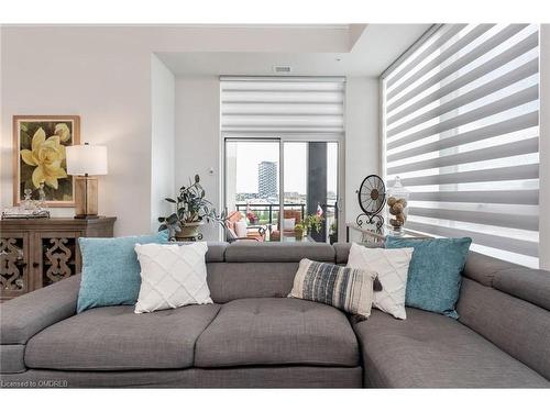 519-150 Oak Park Boulevard, Oakville, ON - Indoor Photo Showing Living Room