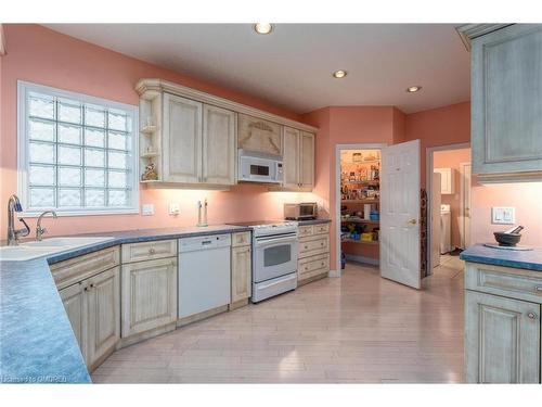 5-271 Riverview Place, Guelph, ON - Indoor Photo Showing Kitchen