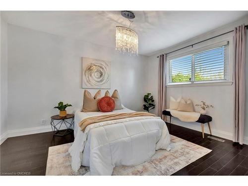 6313 Martel Court, Mississauga, ON - Indoor Photo Showing Bedroom