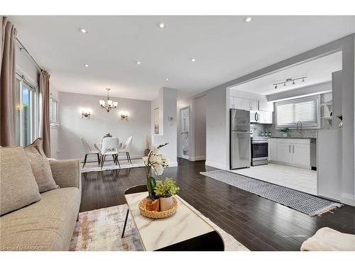 6313 Martel Court, Mississauga, ON - Indoor Photo Showing Living Room