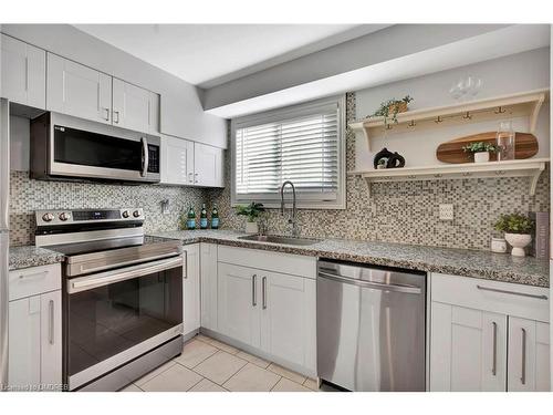 6313 Martel Court, Mississauga, ON - Indoor Photo Showing Kitchen With Upgraded Kitchen