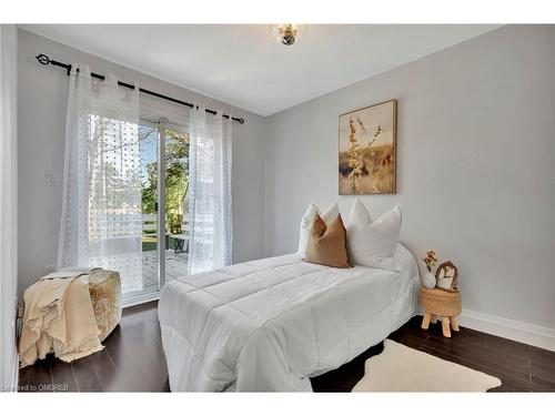 6313 Martel Court, Mississauga, ON - Indoor Photo Showing Bedroom