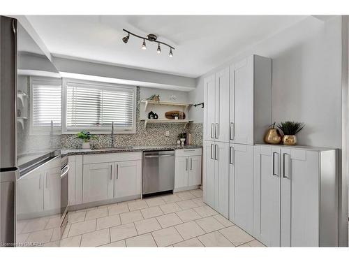 6313 Martel Court, Mississauga, ON - Indoor Photo Showing Kitchen