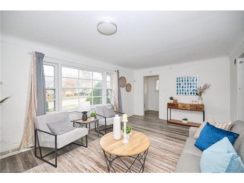 2 Woodgate Avenue, St. Catharines, ON - Indoor Photo Showing Living Room