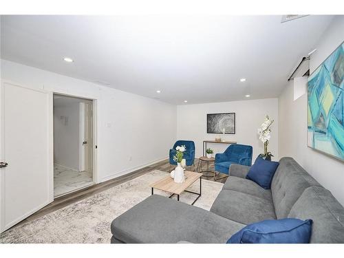 2 Woodgate Avenue, St. Catharines, ON - Indoor Photo Showing Living Room