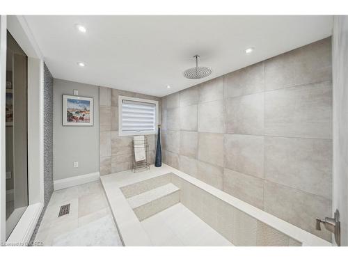 1569 Glenburnie Road, Mississauga, ON - Indoor Photo Showing Bathroom