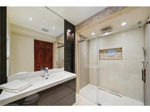 1569 Glenburnie Road, Mississauga, ON - Indoor Photo Showing Bathroom