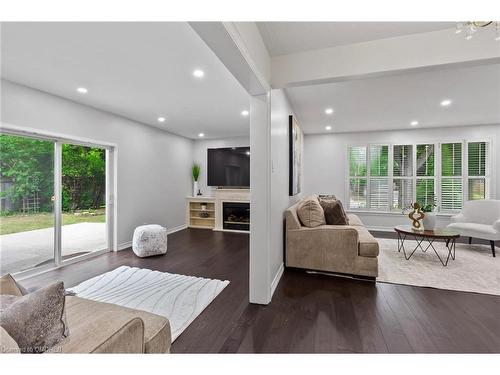 440 Sunset Drive, Oakville, ON - Indoor Photo Showing Living Room