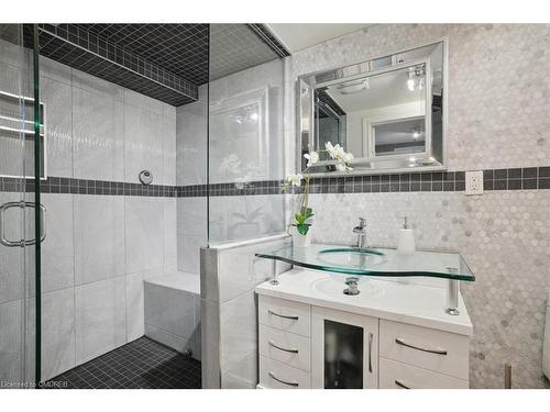 20 Craven Avenue, Burlington, ON - Indoor Photo Showing Bathroom