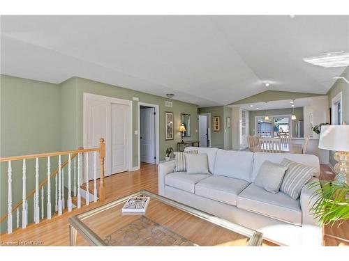 24 Quaker Road, Welland, ON - Indoor Photo Showing Living Room