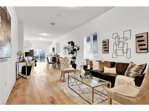 182 Commercial Street, Welland, ON - Indoor Photo Showing Living Room