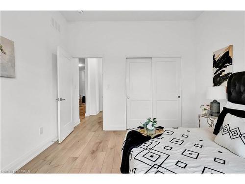 182 Commercial Street, Welland, ON - Indoor Photo Showing Bedroom