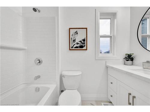 182 Commercial Street, Welland, ON - Indoor Photo Showing Bathroom